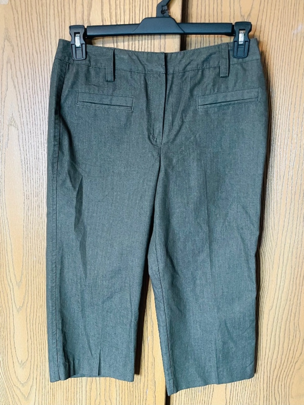 DRESSBARN CAPRI PANTS OLIVE GREEN SIZE 8 NWOT FOUR FAUX POCKETS BUSINESS CASUAL